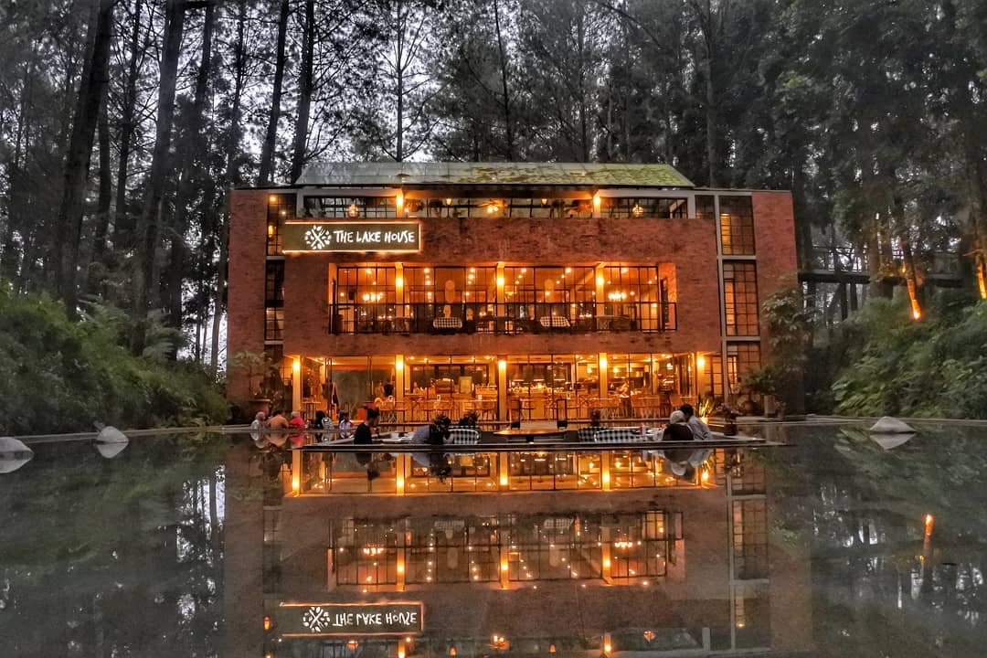 Nikmati Keindahan Alam Sambil Makan Enak di The Lake House Bogor