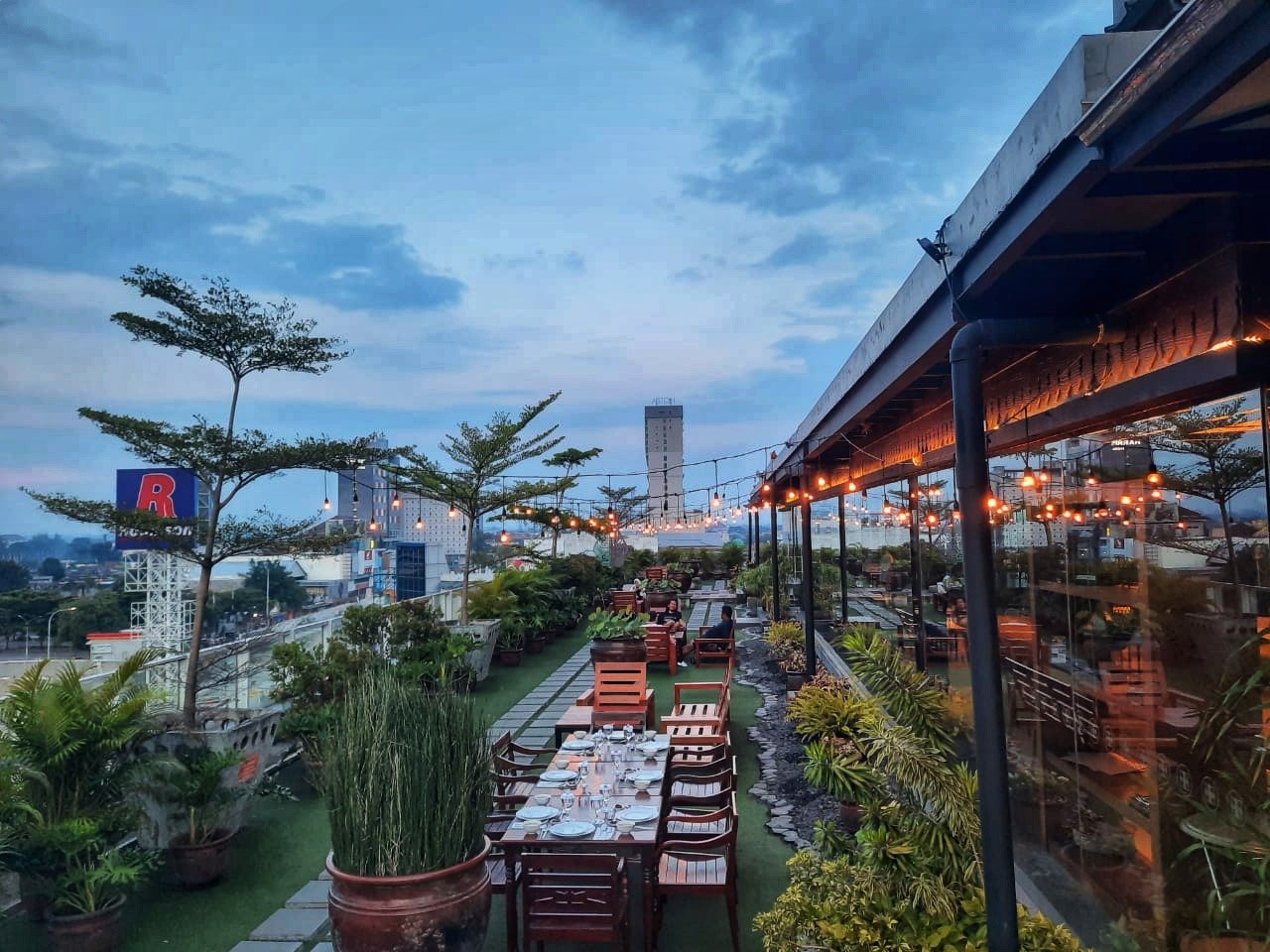 10 Tempat Makan Romantis di Solo, Dijamin Pasangan Bahagia!
