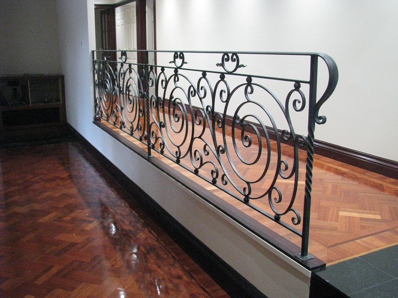 baluster logam