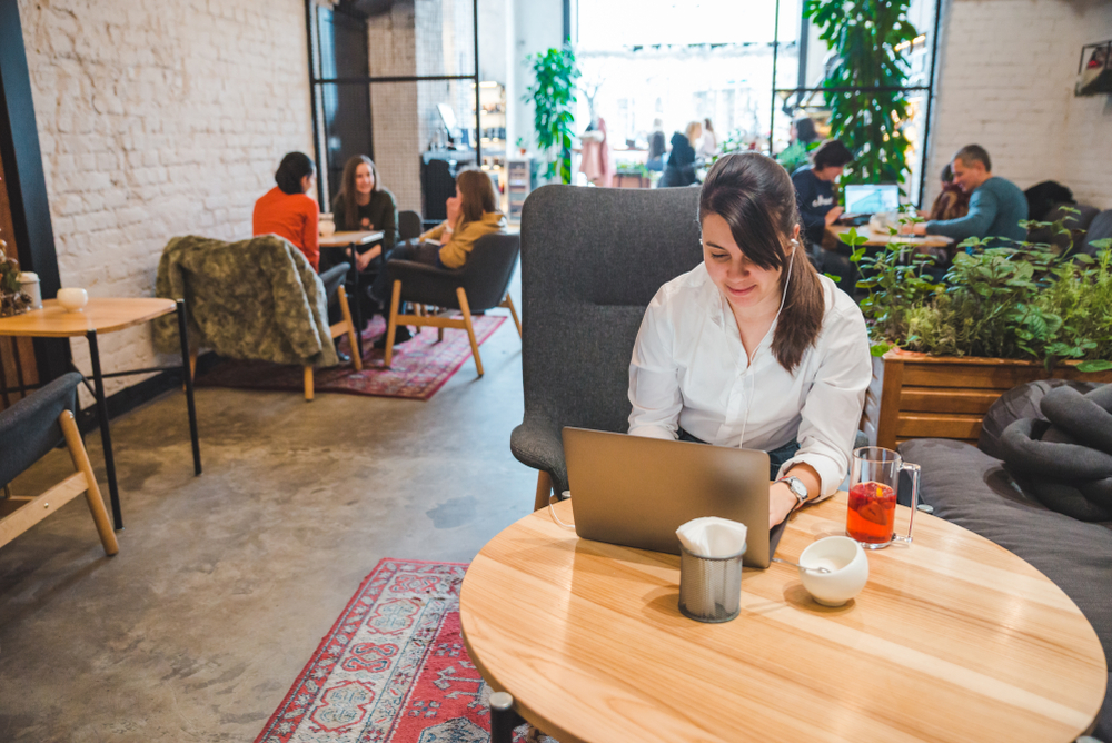 5 Adab Bekerja di Cafe saat Work From Anywhere